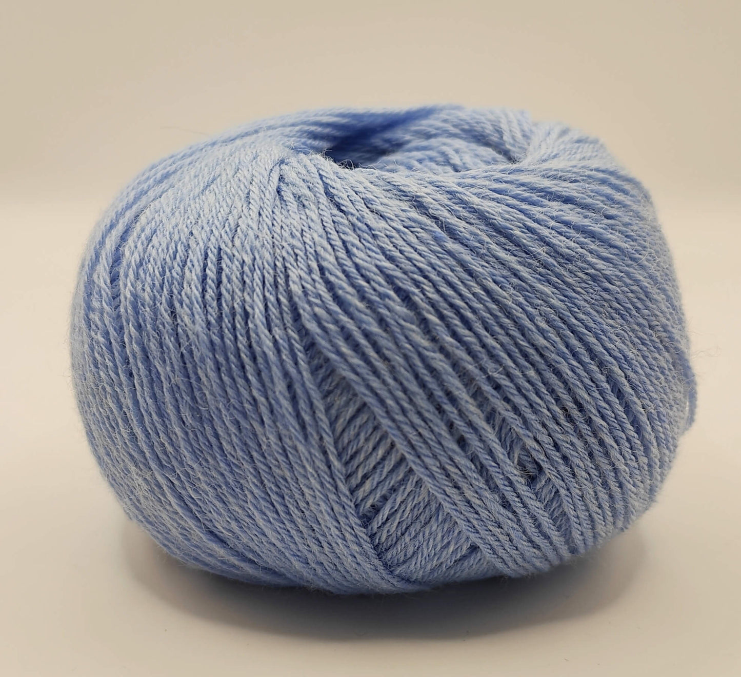 Cool wool vaaleansininen 75% villa 25% polyamidi lankakerä.