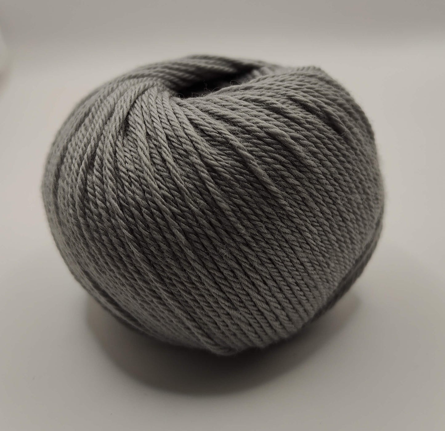 Simply Wool harmaa 100% superwash villalankakerä.