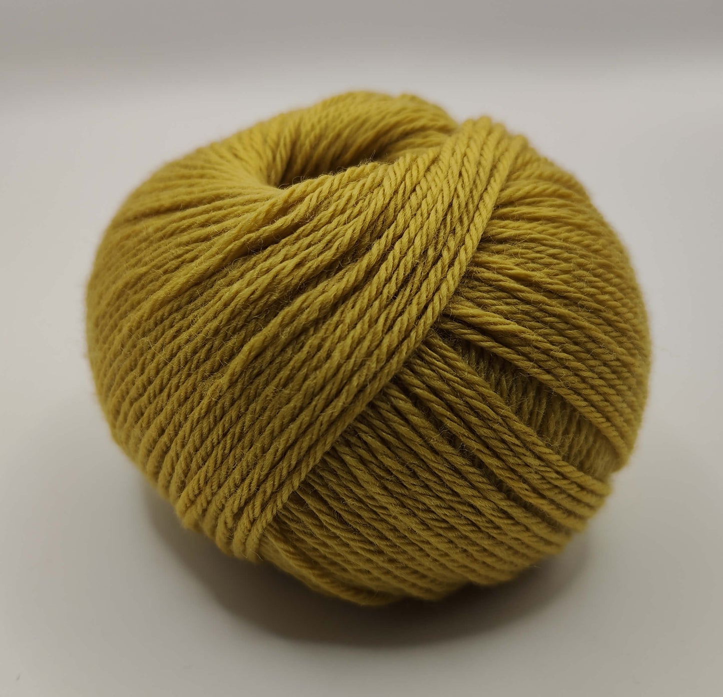 Simply Wool keltainen 100% superwash villalankakerä.