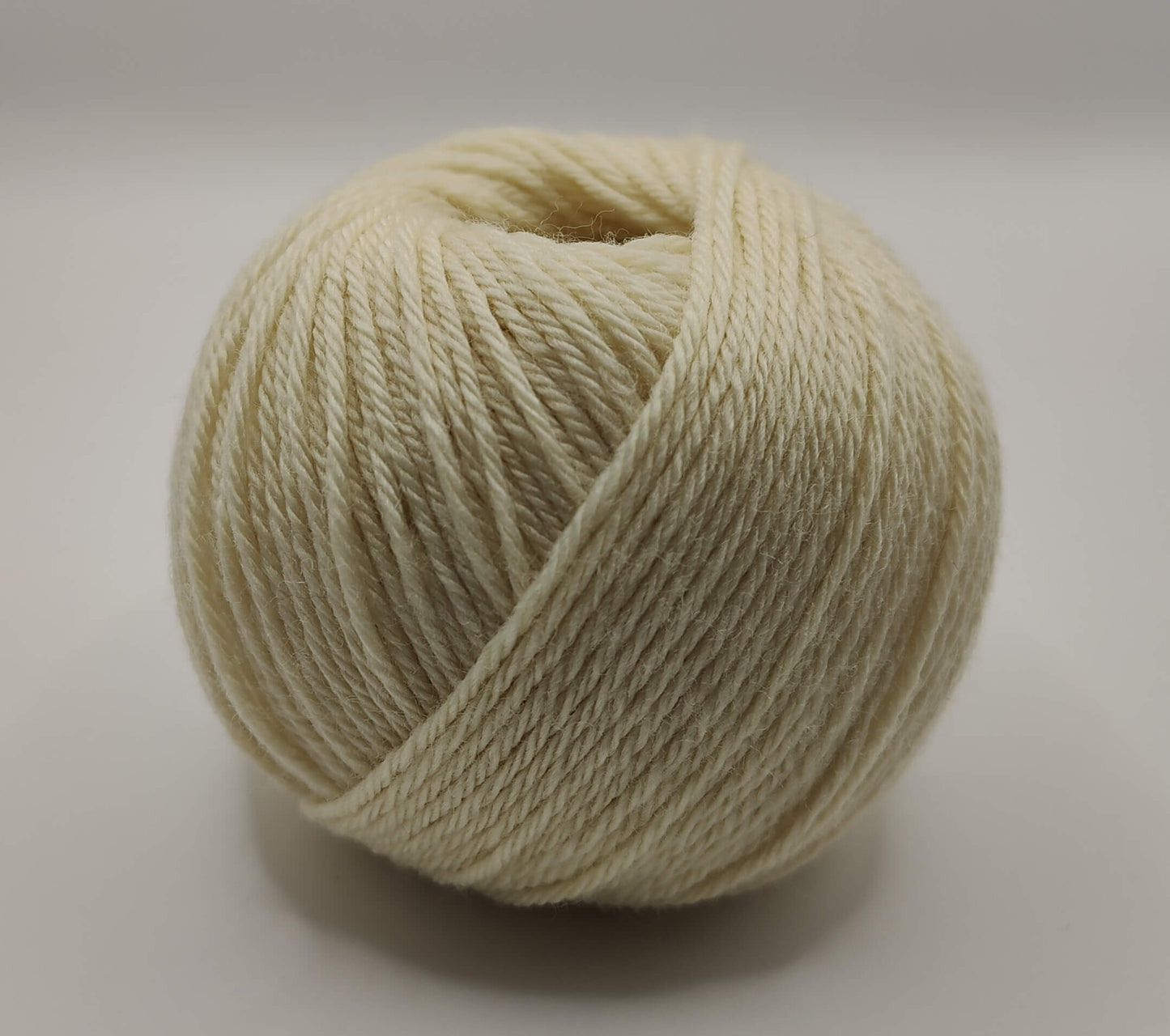 Simply Wool valkoinen 100% superwash villalankakerä.