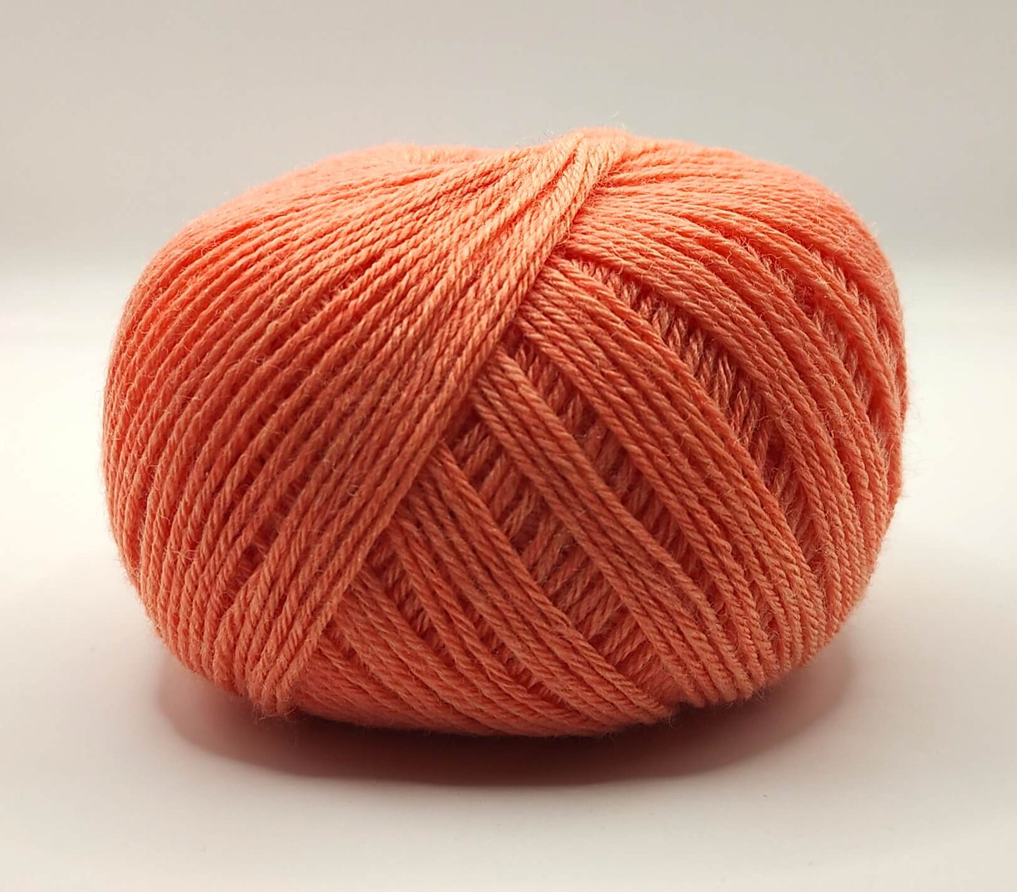 Cool wool koralli 75% villa 25% polyamidi lankakerä.