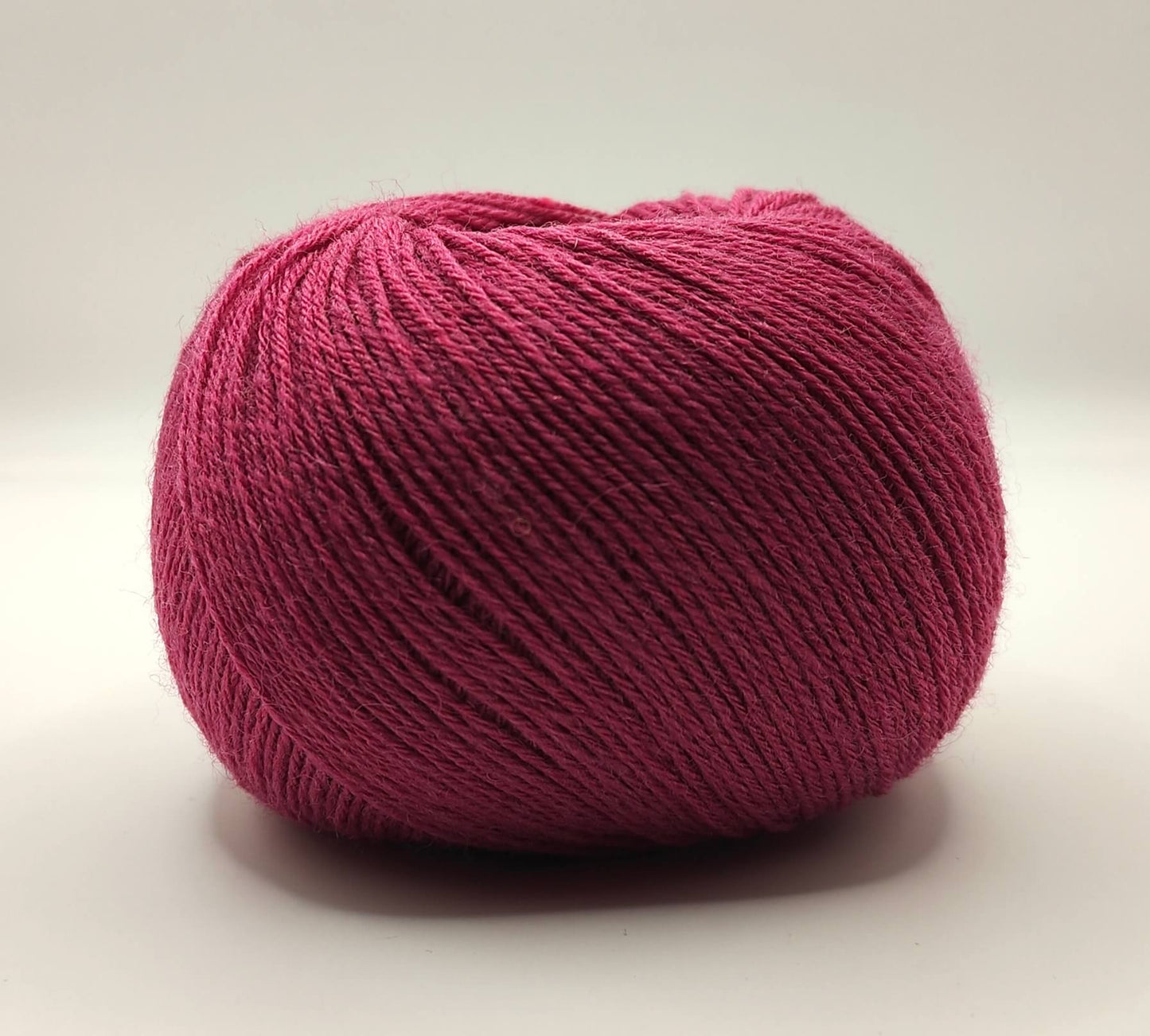 Cool wool purppuranpunainen 75% villa 25% polyamidi lankakerä.