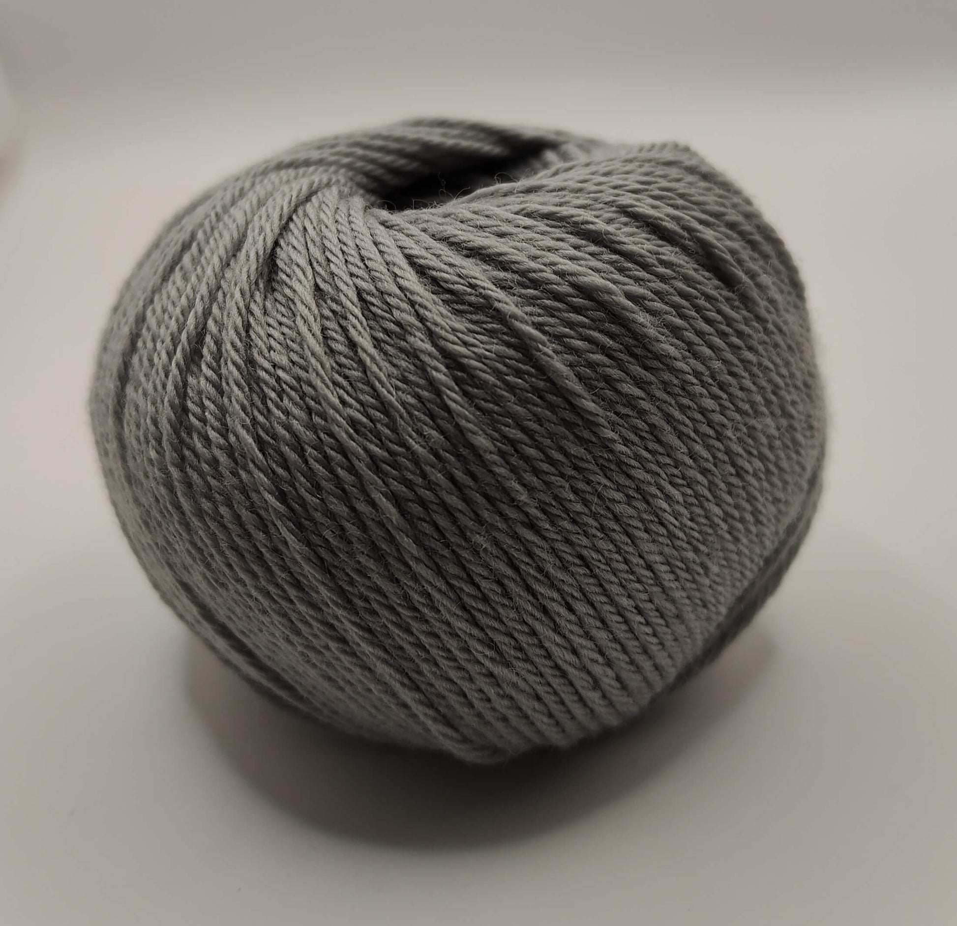 Simply Wool harmaa 100% superwash villalankakerä.