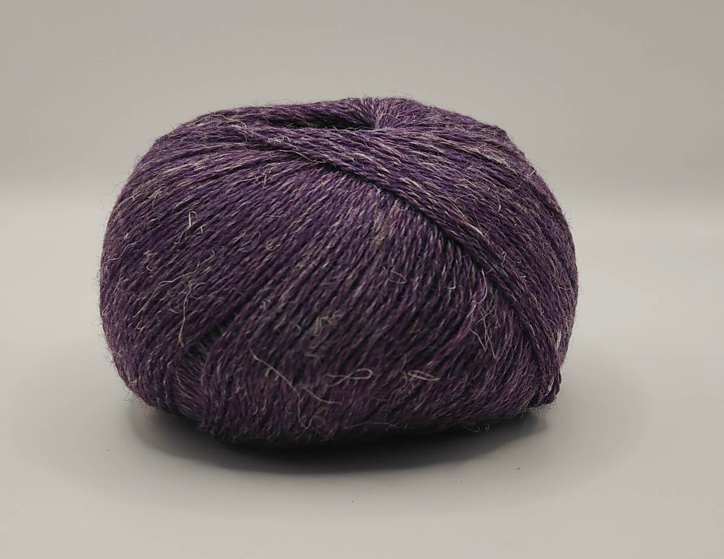 Woolinen violetti villapellavalankakerä.