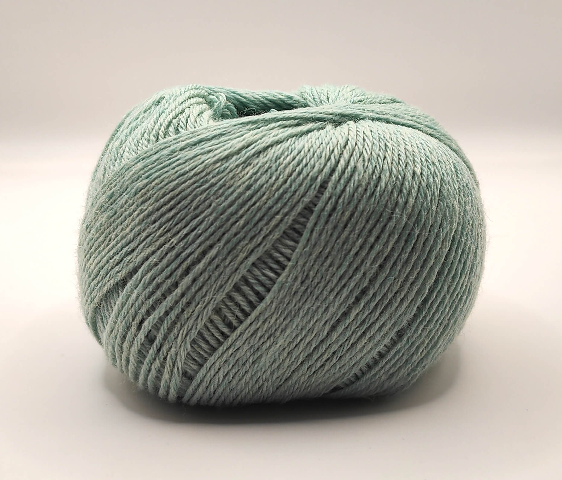 Cool wool vaaleanvihreä 75% villa 25% polyamidi lankakerä.