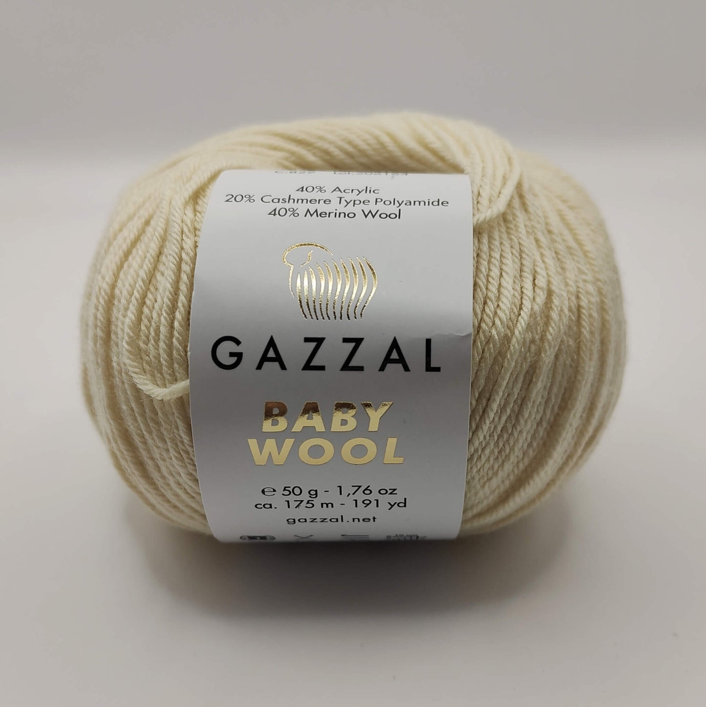 Gazzal Baby Wool luonnonvalkoinen merinopolyamidiakryylilankakerä.