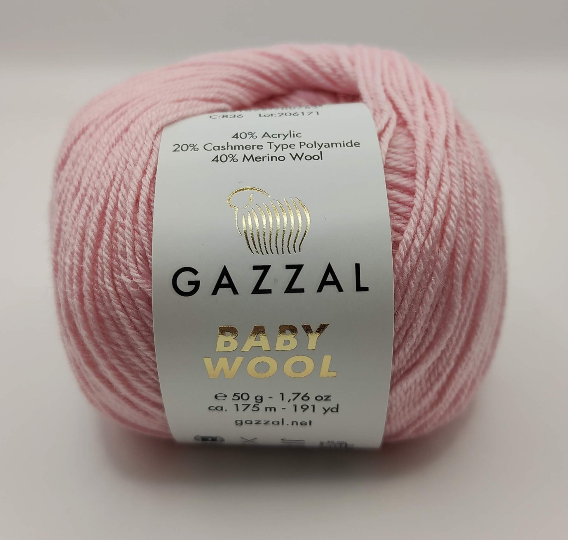 Gazzal Baby Wool vaaleanpunainen merinopolyamidiakryylilankakerä.