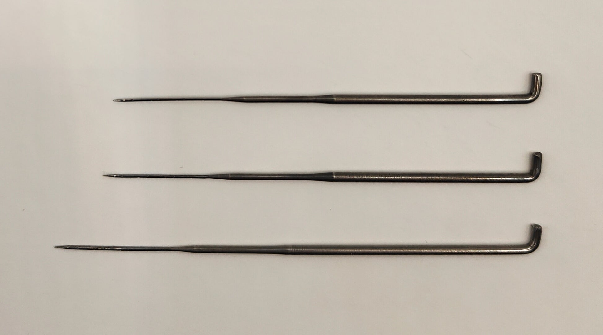 3 kappaletta huovutusneuloja paketissa.